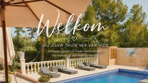 A swimming pool with lounge chairs and a pergola, surrounded by a garden. - Loft with Pool near Valencia and the Ricardo Tormo Circuit (VC)