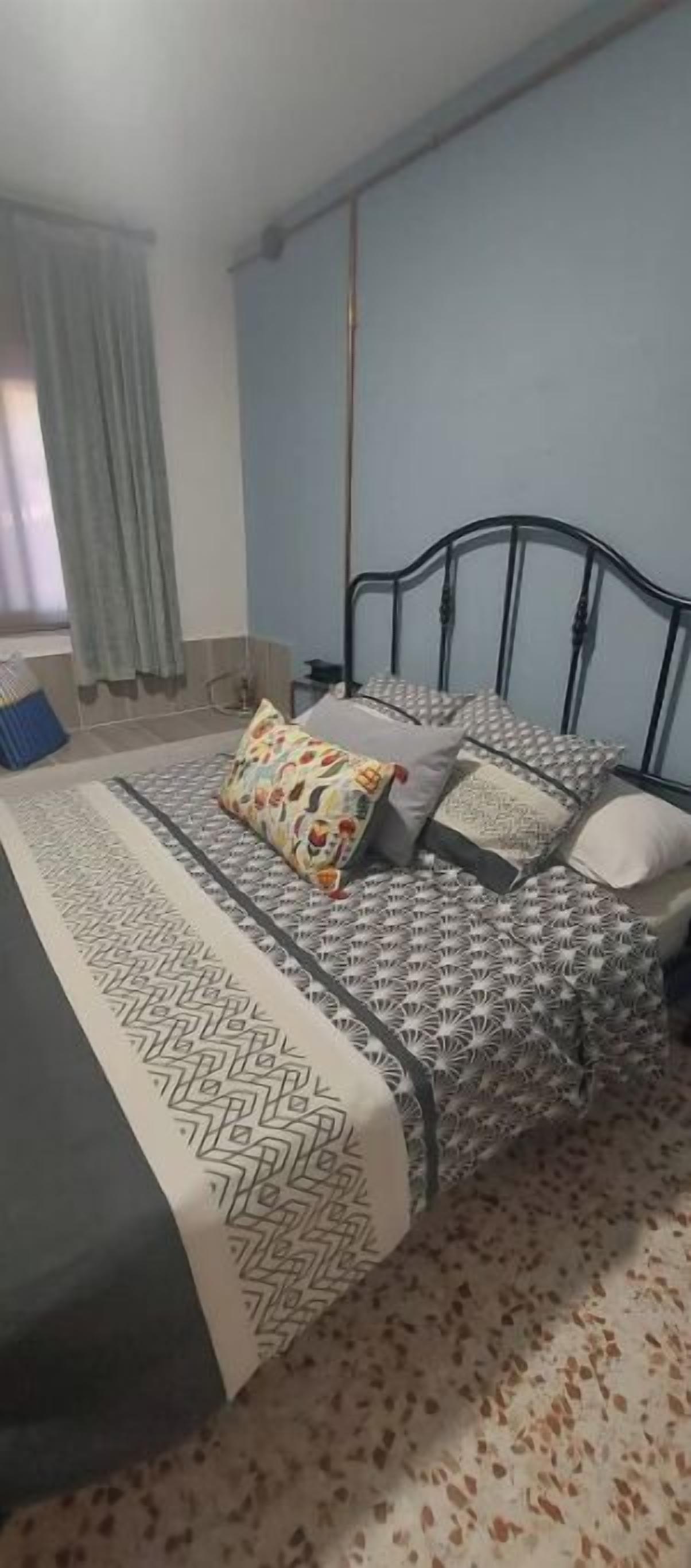 2 chambres, bureau, fer et planche à repasser, lit parapluie