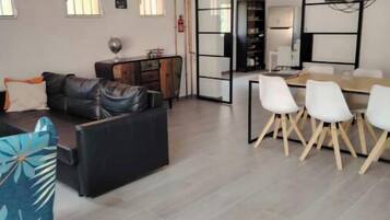 Een smart-tv, boeken, een stereo en een printer