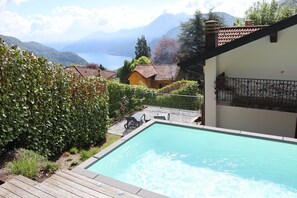 Piscina externa sazonal, espreguiçadeiras
