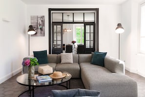 Apartamento, vista para o lago | Roupas de cama premium, edredons de pluma, ferros/tábuas de passar roupa