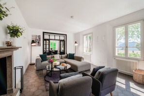 Apartamento, vista para o lago | Roupas de cama premium, edredons de pluma, ferros/tábuas de passar roupa