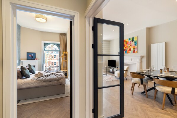 3 slaapkamers, een strijkplank/strijkijzer, wifi, beddengoed