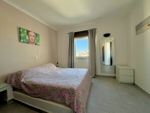 3 bedrooms, iron/ironing board, Internet, bed sheets
