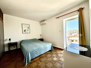 3 bedrooms, iron/ironing board, internet, bed sheets