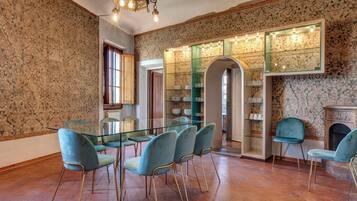 Huoneisto, parveke | Oleskelualue | 50–tuumainen taulutelevisio, jossa digitaalikanavat