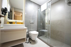 Douche, sèche-cheveux, chaussons, serviettes fournies