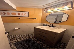 Douche, sèche-cheveux, serviettes fournies, savon