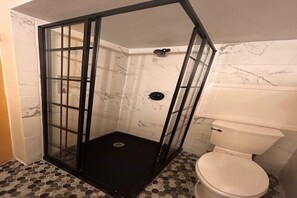 Shower, hair dryer, towels, soap - IN TOWN CONDO WITH HOT TUB, AT SHUTTLE STOP, HAS EVERYTHING YOU NEED!! (Mammoth Lakes)