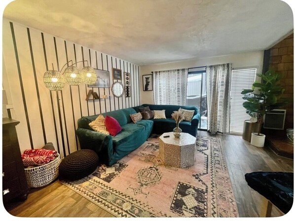 TV connectée, cheminée, lecteur de DVD