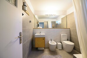Dusche, Haartrockner, Bidet, Handtücher