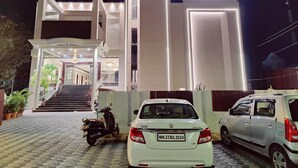 Un edificio moderno con un cartel que dice 'Jai Bharti Mangalam & Stay'.