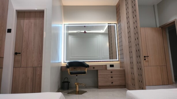 Un dormitorio con tocador, cama y armario.
