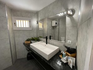 Comfort Apartment, Sea Facing | Bathroom