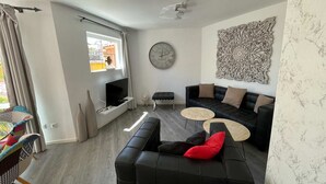 Apartemen Comfort, menghadap laut | 1 kamar tidur, brankas, Wi-Fi gratis, dan didekorasi berbeda-beda