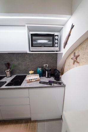 Geladeira, micro-ondas, fogão, cooktop