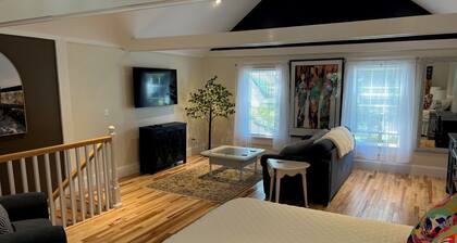 Charming 1-bedroom apartment in Rockland. Sleeps 4 with pull out couch .