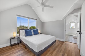 4 bedrooms, desk, WiFi, bed sheets - Relaxing 4BR Stay - 5 Mins to DT - Quiet & Central! (Austin)