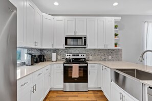 Fridge, microwave, oven, stovetop - Relaxing 4BR Stay - 5 Mins to DT - Quiet & Central! (Austin)