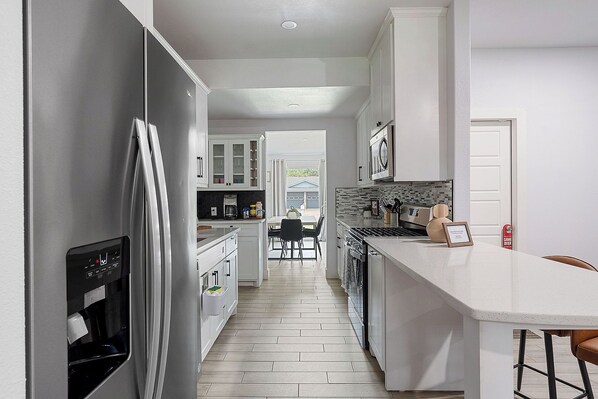 Kjøleskap, mikrobølgeovn, ovn og kokeplater