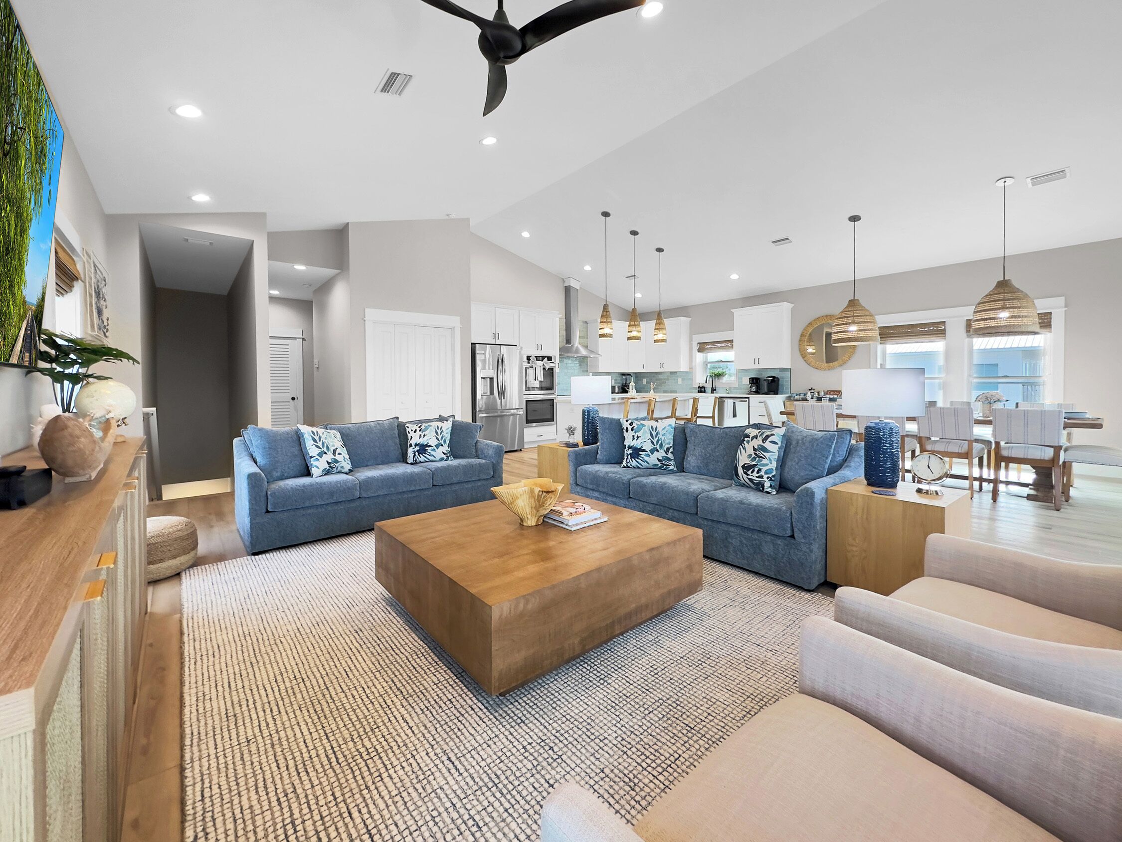 Älytelevisio, takka, pöytätennispöytä, kirjoja