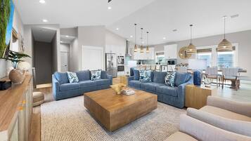 Älytelevisio, takka, pöytätennispöytä, kirjoja