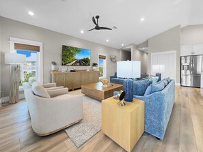 Smart TV, chimenea, tenis de mesa y libros
