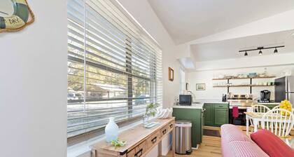 Entire Home - Either Oar - Mins to DT - AC - King Bed - Scalloping & More