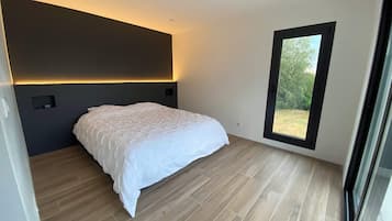 3 bedrooms, desk, free WiFi, bed sheets