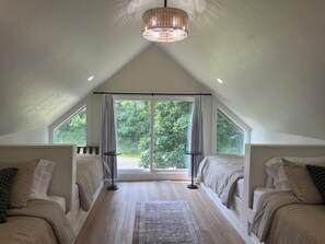 2 soverom, skrivebord, strykejern/-brett og wi-fi (inkludert)