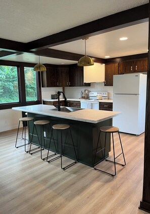 Kjøleskap, mikrobølgeovn, ovn og kokeplater