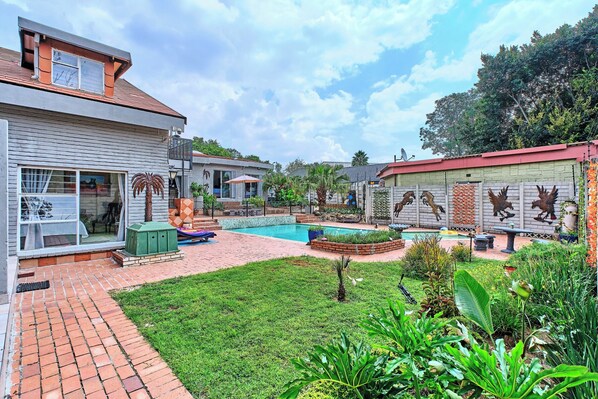 Outdoor pool - Advas Place - Grand 5 with inverter; pool and wifi in delightful Sandton (Sandton)