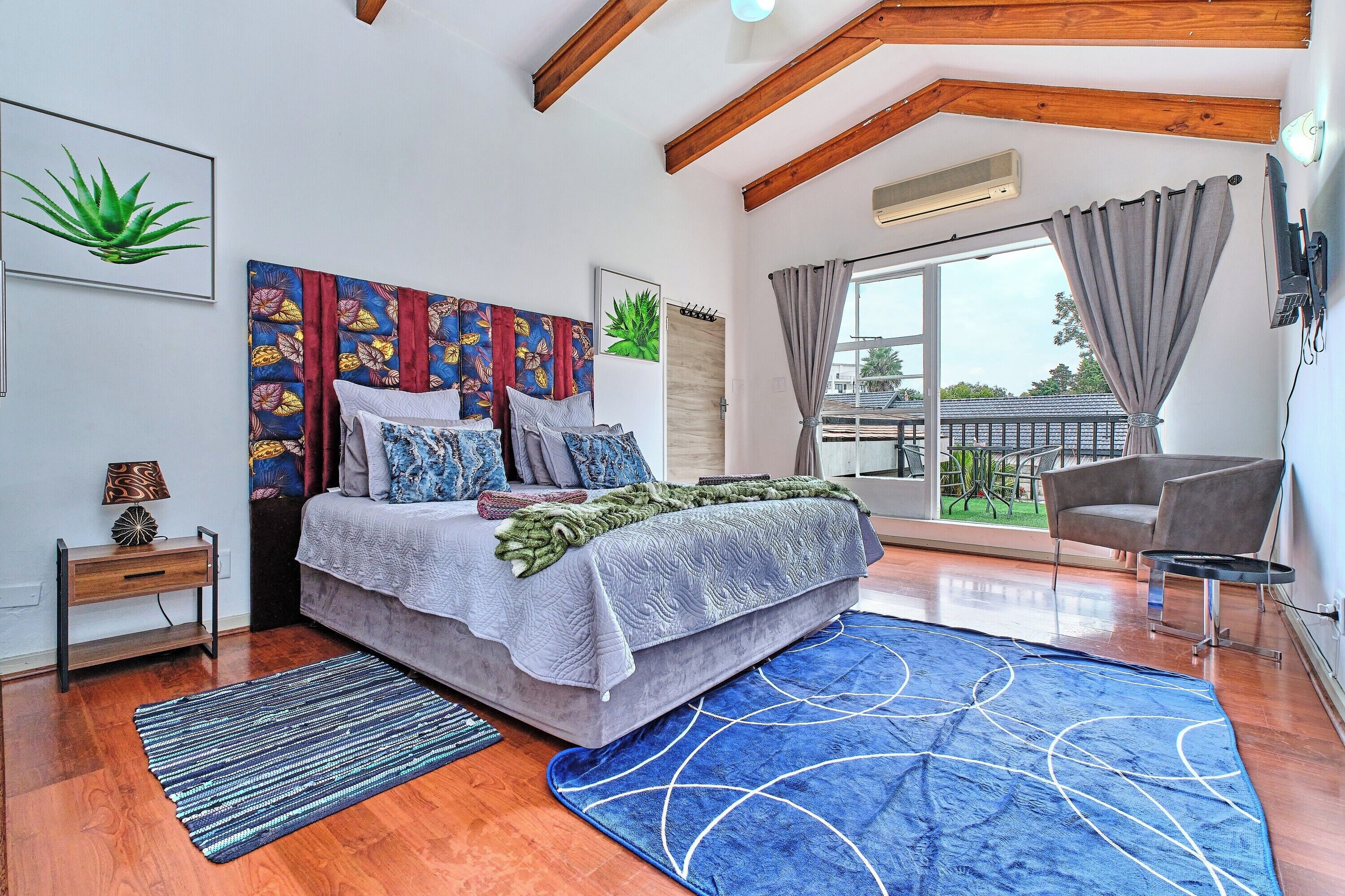 5 bedrooms, desk, iron/ironing board, travel crib