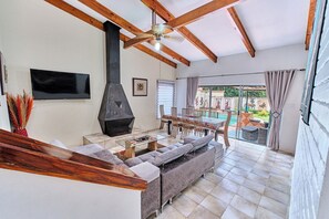 Smart TV, fireplace