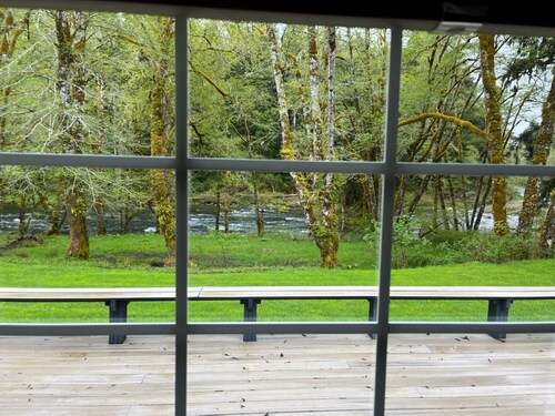 A Cozy 2-bedroom cabin with awesome private Sol Duc River's waterfront