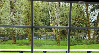 A Cozy 2-bedroom cabin with awesome private Sol Duc River's waterfront