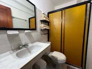 Toallas, jabón, papel de baño 