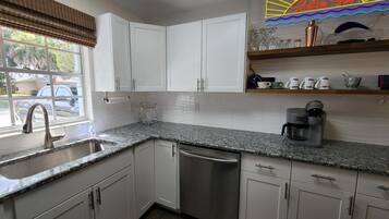 Micro-ondes, four, plaque de cuisson, lave-vaisselle