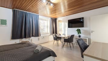 4 bedrooms, iron/ironing board, WiFi, bed sheets