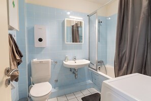 Douche, sèche-cheveux, serviettes fournies, savon