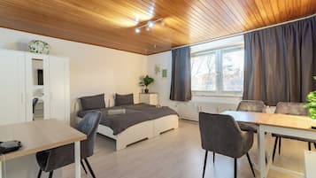 4 bedrooms, iron/ironing board, WiFi, bed sheets