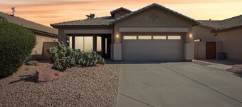 Cozy 3 bedroom home with private heated pool on a golf course with mountain view