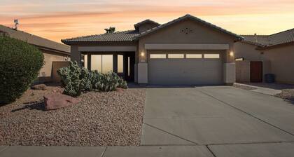 Cozy 3 bedroom home with private heated pool on a golf course with mountain view