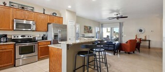 Cozy 3 bedroom home with private heated pool on a golf course with mountain view