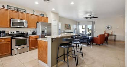 Cozy 3 bedroom home with private heated pool on a golf course with mountain view