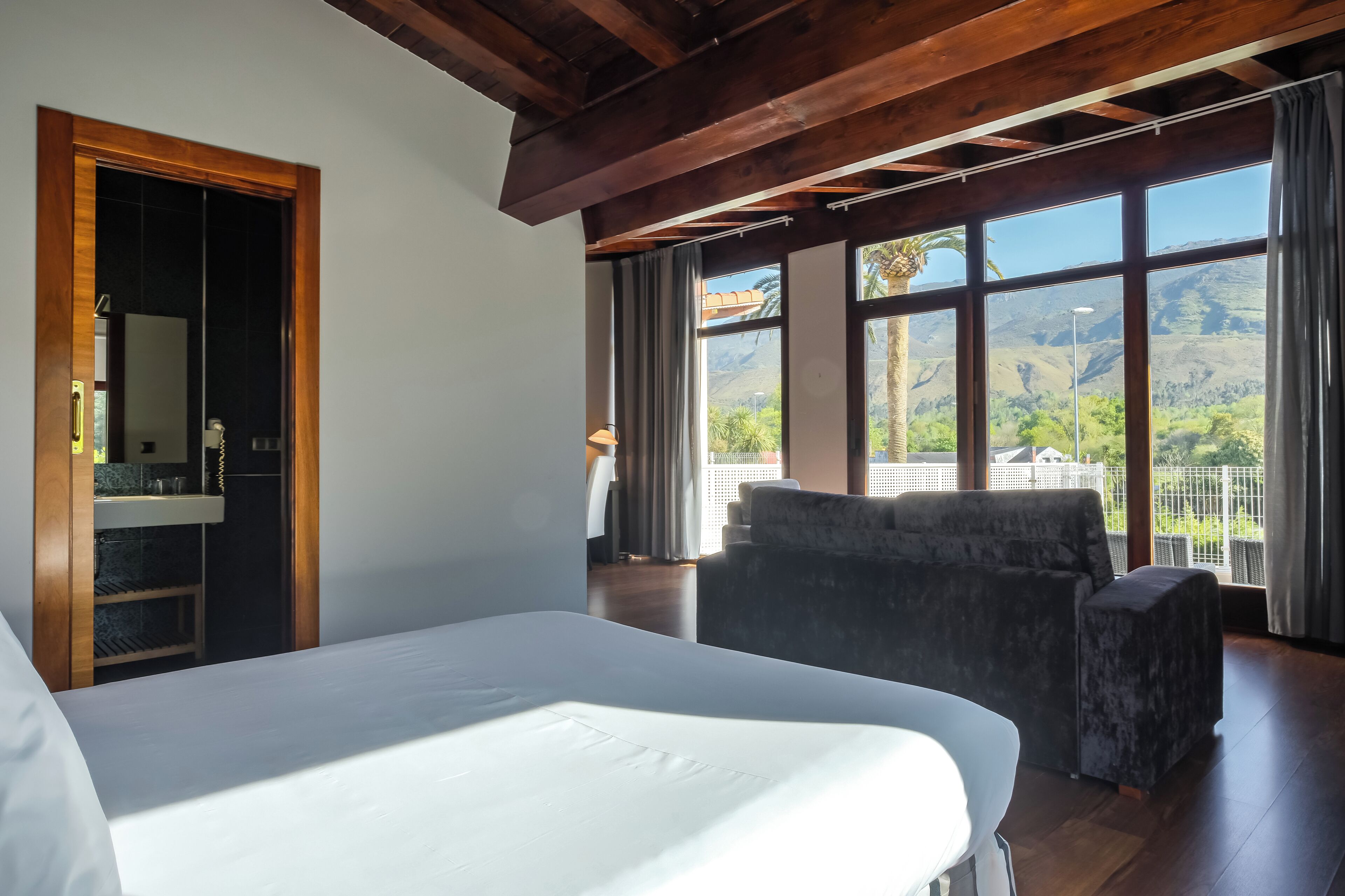 スーペリア スイート | ピロートップベッド、デスク、ノートパソコン用作業スペース、防音設備