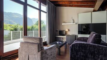 Superior suite | Pillowtop-bedden, een bureau, een laptopwerkplek, geluiddichte muren