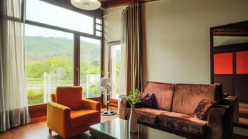 Superior suite | Pillowtop-bedden, een bureau, een laptopwerkplek, geluiddichte muren