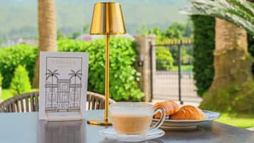 Se ofrece un desayuno bufé todos los días (por un coste adicional)