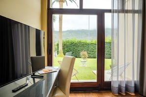 Studio Deluxe - utsikt mot trädgården | Bäddmadrasser, skrivbord, arbetsyta för laptop och ljudisolering
